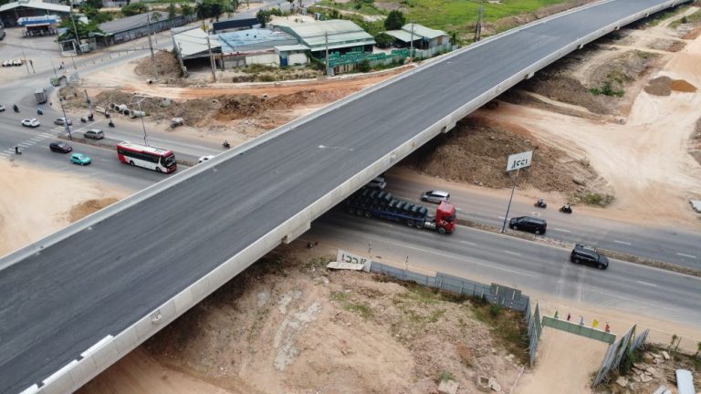 Tiến độ nút giao Vành Đai 3 và Quốc Lộ 13: Cầu vượt gần 1km đã trải nhựa